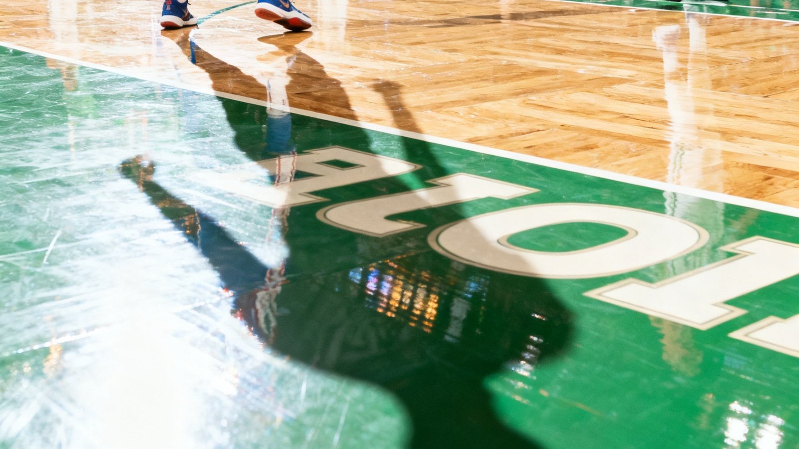 NBA季后赛波士顿凯尔特人主场对阵费城76人的直播画面，球场地板反光清晰可见球员身影